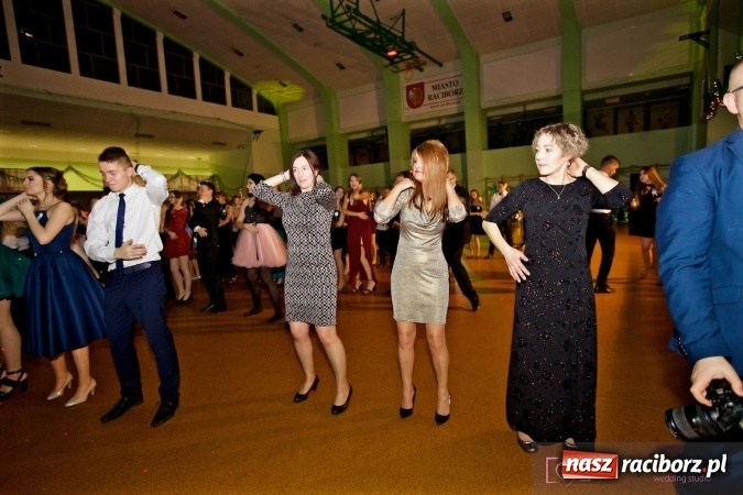 Zdjęcie w galerii na portalu naszraciborz.pl: Raciborskich studniówek czar. Profesjonalna sesja z balu liceum przy ul. Kasprowicza wiadomości z regionu