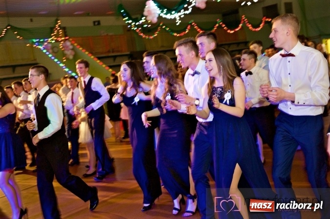 Zdjęcie w galerii na portalu naszraciborz.pl: Raciborskich studniówek czar. Profesjonalna sesja z balu liceum przy ul. Kasprowicza wiadomości z regionu