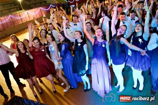 Zdjęcie w galerii na portalu naszraciborz.pl: Raciborskich studniówek czar. Profesjonalna sesja z balu liceum przy ul. Kasprowicza wiadomości z regionu