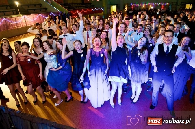 Zdjęcie w galerii na portalu naszraciborz.pl: Raciborskich studniówek czar. Profesjonalna sesja z balu liceum przy ul. Kasprowicza wiadomości z regionu