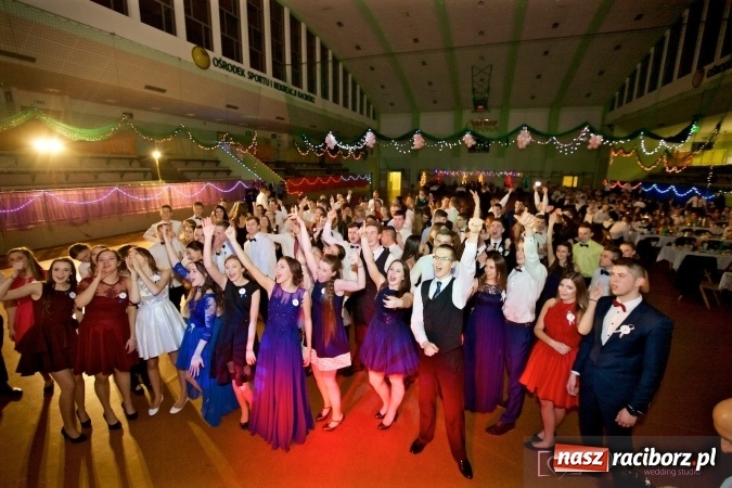 Zdjęcie w galerii na portalu naszraciborz.pl: Raciborskich studniówek czar. Profesjonalna sesja z balu liceum przy ul. Kasprowicza wiadomości z regionu