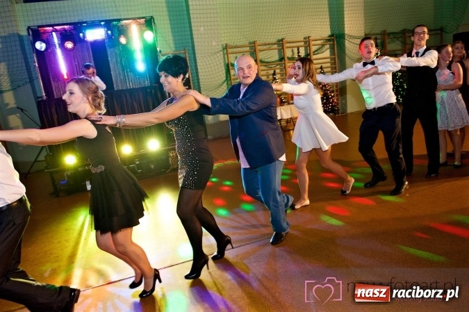 Zdjęcie w galerii na portalu naszraciborz.pl: Raciborskich studniówek czar. Profesjonalna sesja z balu liceum przy ul. Kasprowicza wiadomości z regionu