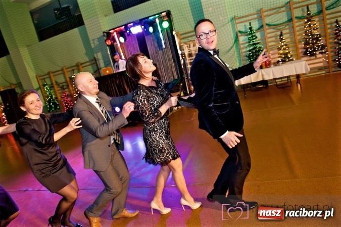 Zdjęcie w galerii na portalu naszraciborz.pl: Raciborskich studniówek czar. Profesjonalna sesja z balu liceum przy ul. Kasprowicza wiadomości z regionu