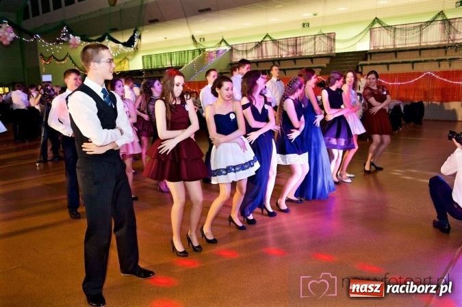 Zdjęcie w galerii na portalu naszraciborz.pl: Raciborskich studniówek czar. Profesjonalna sesja z balu liceum przy ul. Kasprowicza wiadomości z regionu