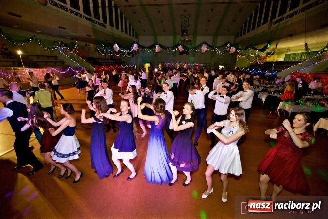 Zdjęcie w galerii na portalu naszraciborz.pl: Raciborskich studniówek czar. Profesjonalna sesja z balu liceum przy ul. Kasprowicza wiadomości z regionu