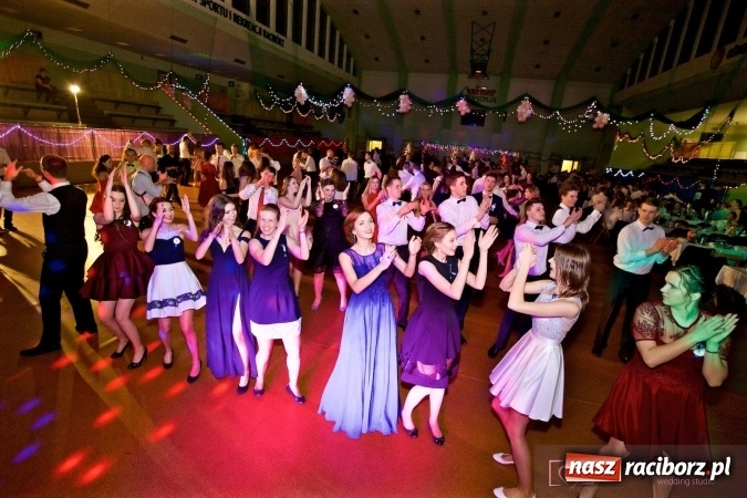 Zdjęcie w galerii na portalu naszraciborz.pl: Raciborskich studniówek czar. Profesjonalna sesja z balu liceum przy ul. Kasprowicza wiadomości z regionu