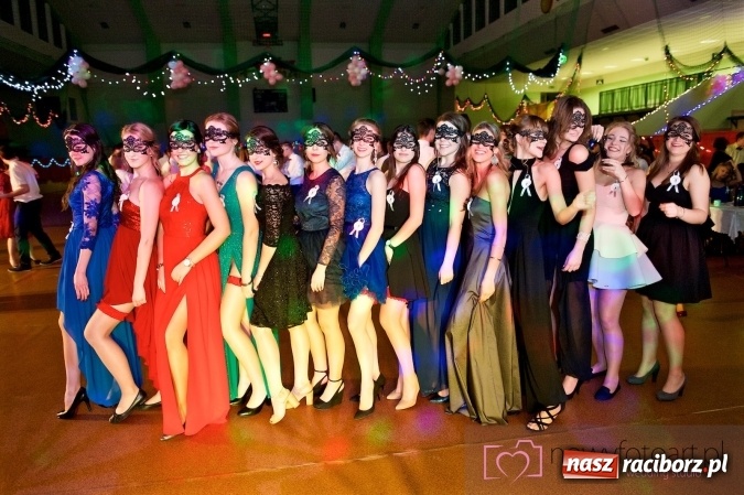 Zdjęcie w galerii na portalu naszraciborz.pl: Raciborskich studniówek czar. Profesjonalna sesja z balu liceum przy ul. Kasprowicza wiadomości z regionu