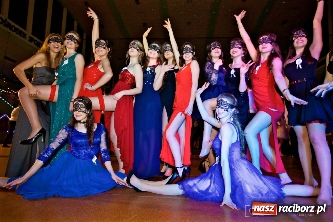 Zdjęcie w galerii na portalu naszraciborz.pl: Raciborskich studniówek czar. Profesjonalna sesja z balu liceum przy ul. Kasprowicza wiadomości z regionu