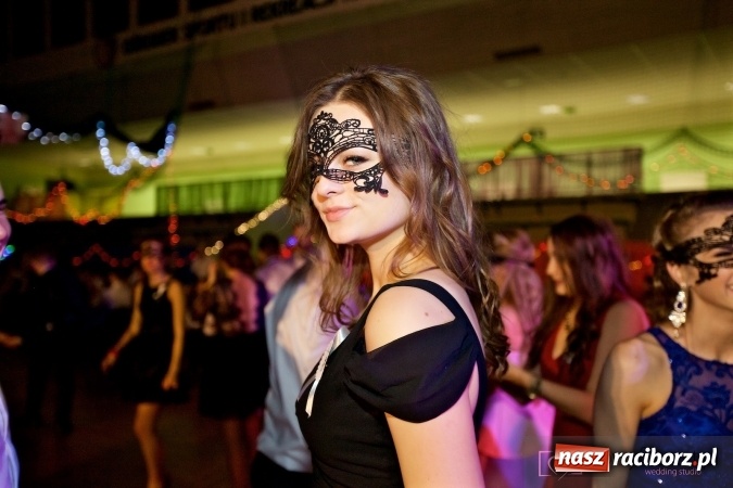 Zdjęcie w galerii na portalu naszraciborz.pl: Raciborskich studniówek czar. Profesjonalna sesja z balu liceum przy ul. Kasprowicza wiadomości z regionu