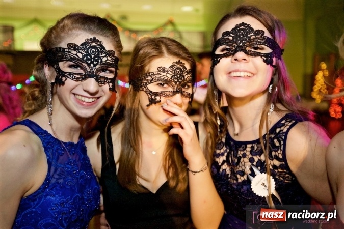 Zdjęcie w galerii na portalu naszraciborz.pl: Raciborskich studniówek czar. Profesjonalna sesja z balu liceum przy ul. Kasprowicza wiadomości z regionu