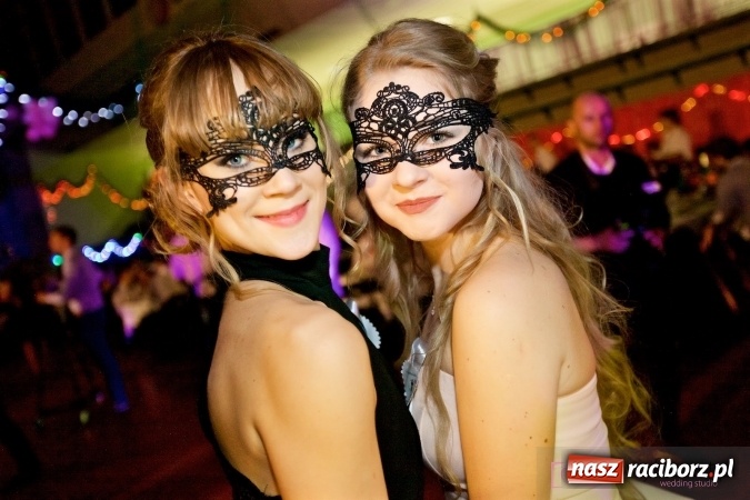 Zdjęcie w galerii na portalu naszraciborz.pl: Raciborskich studniówek czar. Profesjonalna sesja z balu liceum przy ul. Kasprowicza wiadomości z regionu