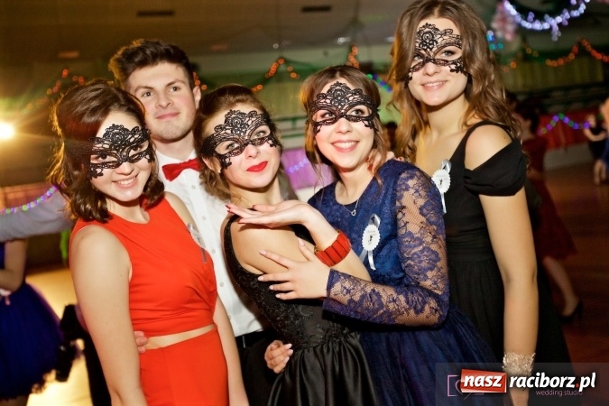 Zdjęcie w galerii na portalu naszraciborz.pl: Raciborskich studniówek czar. Profesjonalna sesja z balu liceum przy ul. Kasprowicza wiadomości z regionu