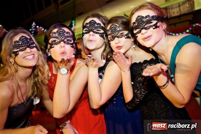 Zdjęcie w galerii na portalu naszraciborz.pl: Raciborskich studniówek czar. Profesjonalna sesja z balu liceum przy ul. Kasprowicza wiadomości z regionu