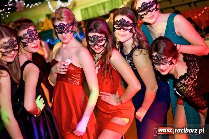 Zdjęcie w galerii na portalu naszraciborz.pl: Raciborskich studniówek czar. Profesjonalna sesja z balu liceum przy ul. Kasprowicza wiadomości z regionu