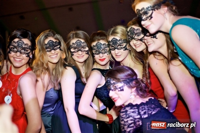 Zdjęcie w galerii na portalu naszraciborz.pl: Raciborskich studniówek czar. Profesjonalna sesja z balu liceum przy ul. Kasprowicza wiadomości z regionu