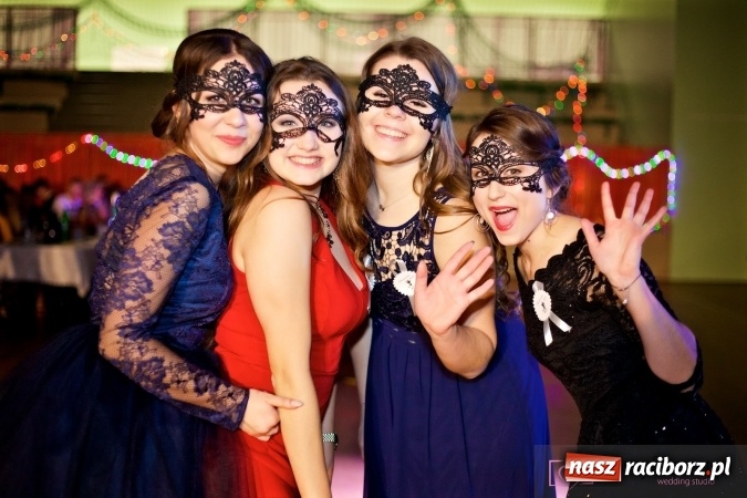 Zdjęcie w galerii na portalu naszraciborz.pl: Raciborskich studniówek czar. Profesjonalna sesja z balu liceum przy ul. Kasprowicza wiadomości z regionu