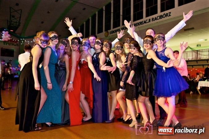 Zdjęcie w galerii na portalu naszraciborz.pl: Raciborskich studniówek czar. Profesjonalna sesja z balu liceum przy ul. Kasprowicza wiadomości z regionu