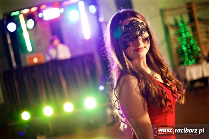 Zdjęcie w galerii na portalu naszraciborz.pl: Raciborskich studniówek czar. Profesjonalna sesja z balu liceum przy ul. Kasprowicza wiadomości z regionu