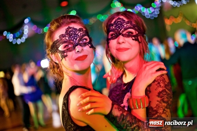 Zdjęcie w galerii na portalu naszraciborz.pl: Raciborskich studniówek czar. Profesjonalna sesja z balu liceum przy ul. Kasprowicza wiadomości z regionu