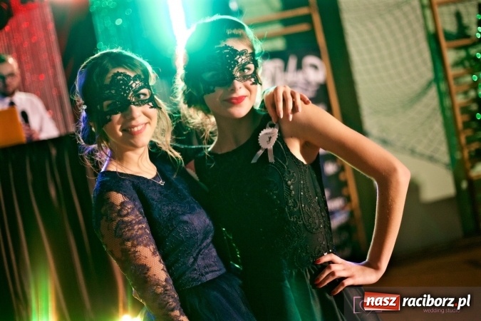 Zdjęcie w galerii na portalu naszraciborz.pl: Raciborskich studniówek czar. Profesjonalna sesja z balu liceum przy ul. Kasprowicza wiadomości z regionu