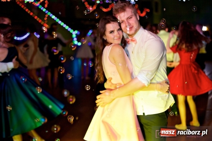 Zdjęcie w galerii na portalu naszraciborz.pl: Raciborskich studniówek czar. Profesjonalna sesja z balu liceum przy ul. Kasprowicza wiadomości z regionu