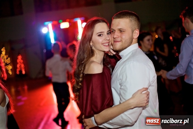 Zdjęcie w galerii na portalu naszraciborz.pl: Raciborskich studniówek czar. Profesjonalna sesja z balu liceum przy ul. Kasprowicza wiadomości z regionu