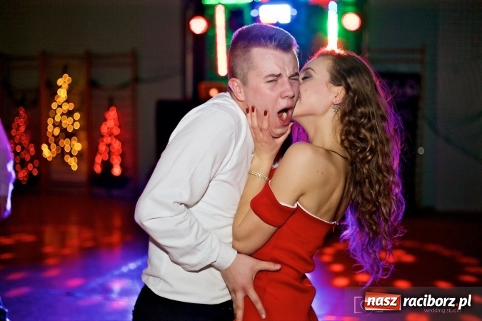 Zdjęcie w galerii na portalu naszraciborz.pl: Raciborskich studniówek czar. Profesjonalna sesja z balu liceum przy ul. Kasprowicza wiadomości z regionu