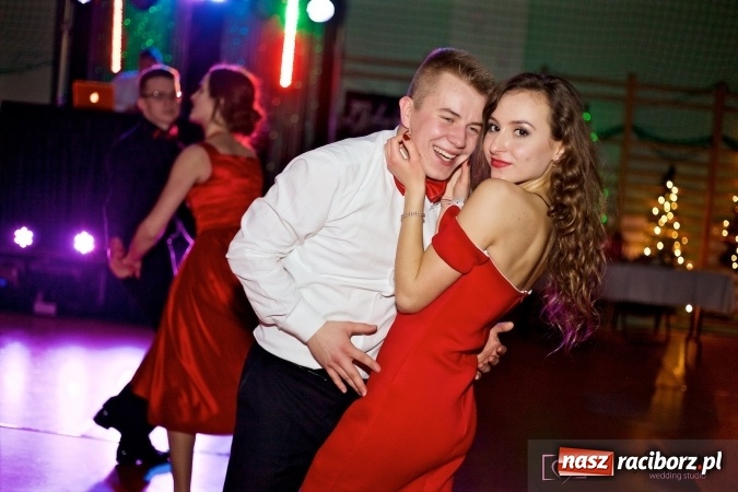 Zdjęcie w galerii na portalu naszraciborz.pl: Raciborskich studniówek czar. Profesjonalna sesja z balu liceum przy ul. Kasprowicza wiadomości z regionu