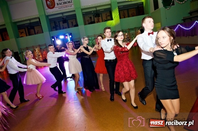 Zdjęcie w galerii na portalu naszraciborz.pl: Raciborskich studniówek czar. Profesjonalna sesja z balu liceum przy ul. Kasprowicza wiadomości z regionu