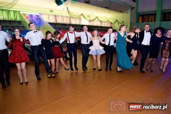Zdjęcie w galerii na portalu naszraciborz.pl: Raciborskich studniówek czar. Profesjonalna sesja z balu liceum przy ul. Kasprowicza wiadomości z regionu