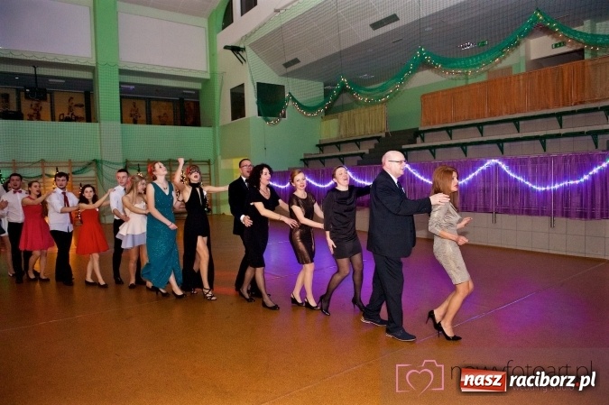 Zdjęcie w galerii na portalu naszraciborz.pl: Raciborskich studniówek czar. Profesjonalna sesja z balu liceum przy ul. Kasprowicza wiadomości z regionu