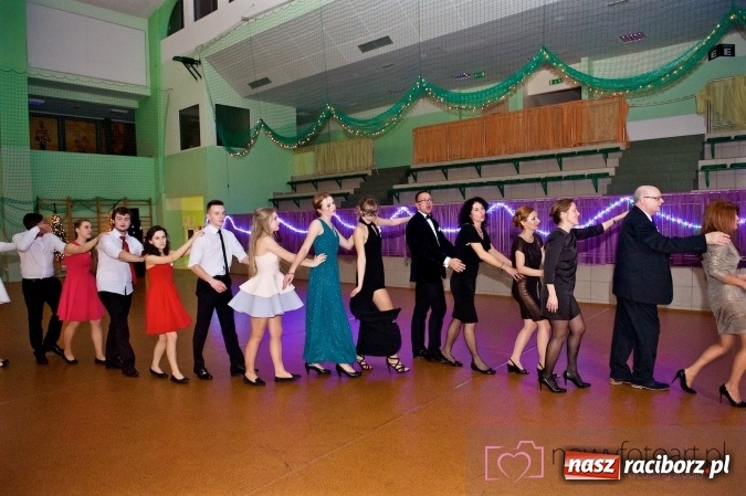 Zdjęcie w galerii na portalu naszraciborz.pl: Raciborskich studniówek czar. Profesjonalna sesja z balu liceum przy ul. Kasprowicza wiadomości z regionu