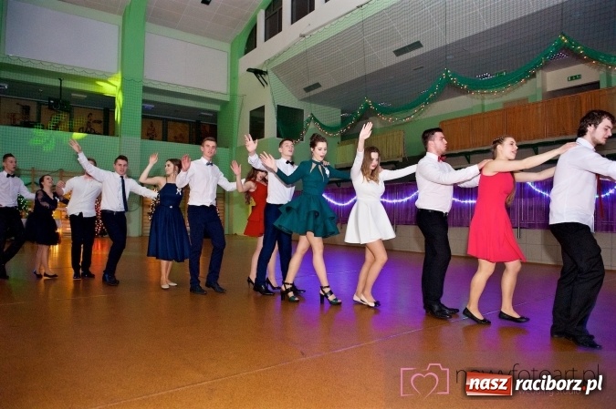 Zdjęcie w galerii na portalu naszraciborz.pl: Raciborskich studniówek czar. Profesjonalna sesja z balu liceum przy ul. Kasprowicza wiadomości z regionu