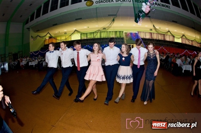 Zdjęcie w galerii na portalu naszraciborz.pl: Raciborskich studniówek czar. Profesjonalna sesja z balu liceum przy ul. Kasprowicza wiadomości z regionu