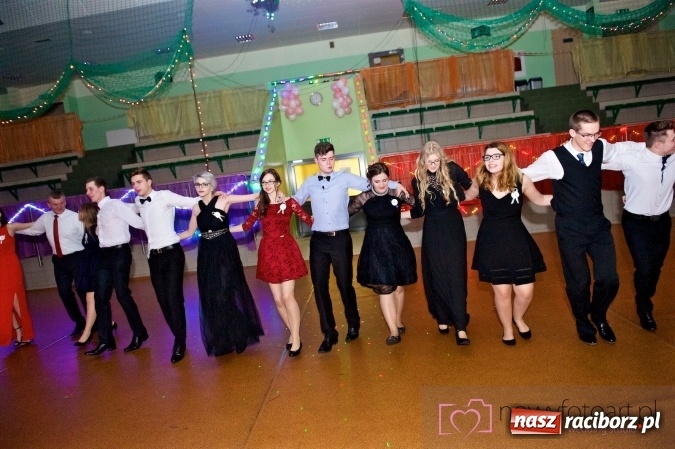 Zdjęcie w galerii na portalu naszraciborz.pl: Raciborskich studniówek czar. Profesjonalna sesja z balu liceum przy ul. Kasprowicza wiadomości z regionu