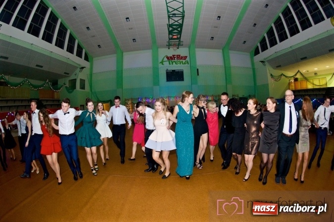 Zdjęcie w galerii na portalu naszraciborz.pl: Raciborskich studniówek czar. Profesjonalna sesja z balu liceum przy ul. Kasprowicza wiadomości z regionu