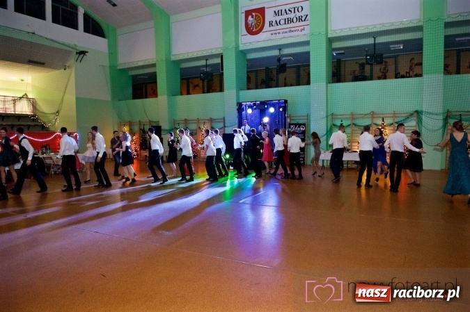 Zdjęcie w galerii na portalu naszraciborz.pl: Raciborskich studniówek czar. Profesjonalna sesja z balu liceum przy ul. Kasprowicza wiadomości z regionu