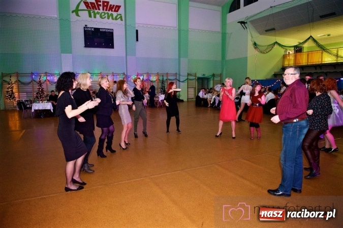 Zdjęcie w galerii na portalu naszraciborz.pl: Raciborskich studniówek czar. Profesjonalna sesja z balu liceum przy ul. Kasprowicza wiadomości z regionu