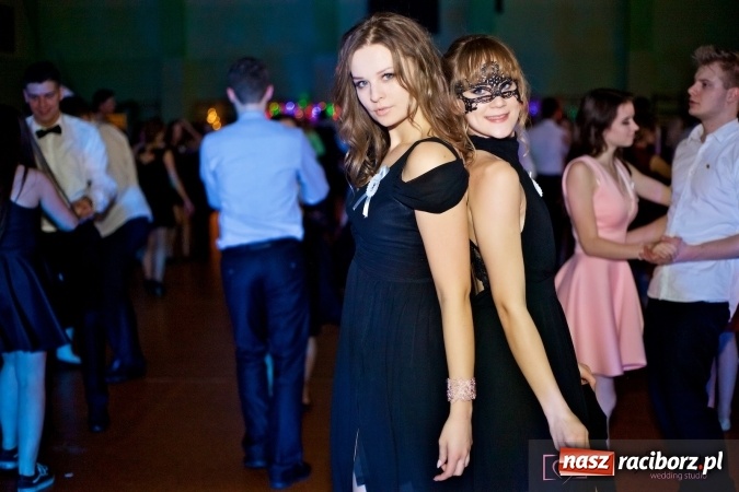 Zdjęcie w galerii na portalu naszraciborz.pl: Raciborskich studniówek czar. Profesjonalna sesja z balu liceum przy ul. Kasprowicza wiadomości z regionu