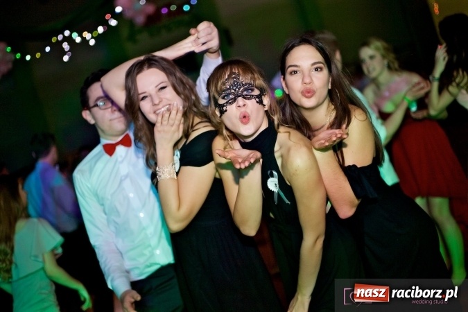 Zdjęcie w galerii na portalu naszraciborz.pl: Raciborskich studniówek czar. Profesjonalna sesja z balu liceum przy ul. Kasprowicza wiadomości z regionu