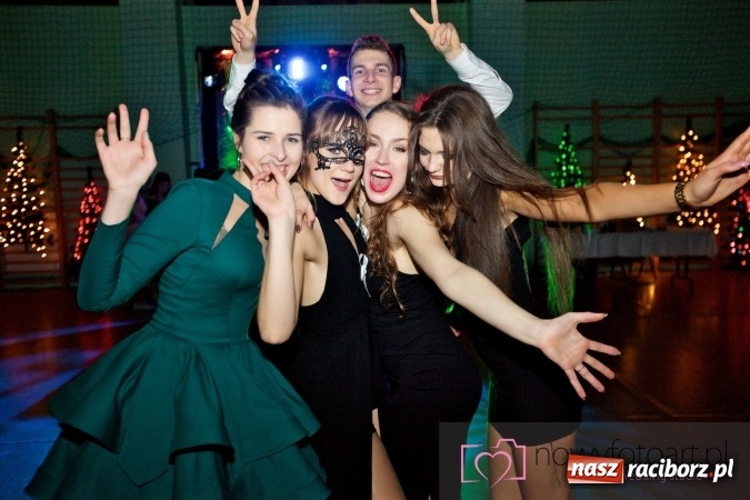 Zdjęcie w galerii na portalu naszraciborz.pl: Raciborskich studniówek czar. Profesjonalna sesja z balu liceum przy ul. Kasprowicza wiadomości z regionu