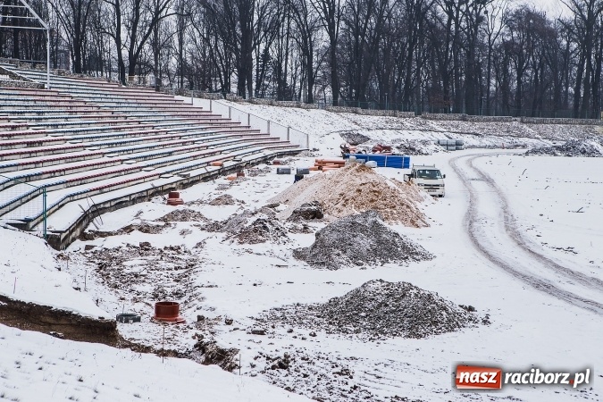 Zdjęcie w galerii na portalu naszraciborz.pl: Prace przy modernizacji stadionu idą zgodnie z planem. Prezydent broni inwestycji wiadomości z regionu