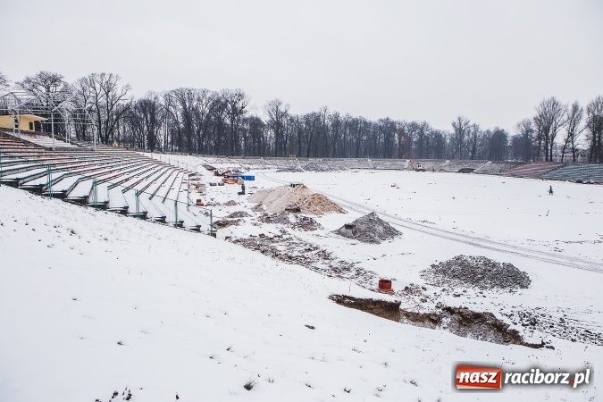 Zdjęcie w galerii na portalu naszraciborz.pl: Prace przy modernizacji stadionu idą zgodnie z planem. Prezydent broni inwestycji wiadomości z regionu