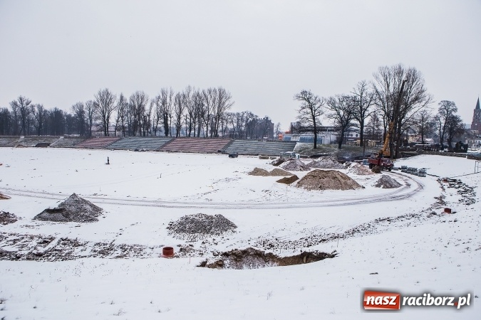 Zdjęcie w galerii na portalu naszraciborz.pl: Prace przy modernizacji stadionu idą zgodnie z planem. Prezydent broni inwestycji wiadomości z regionu