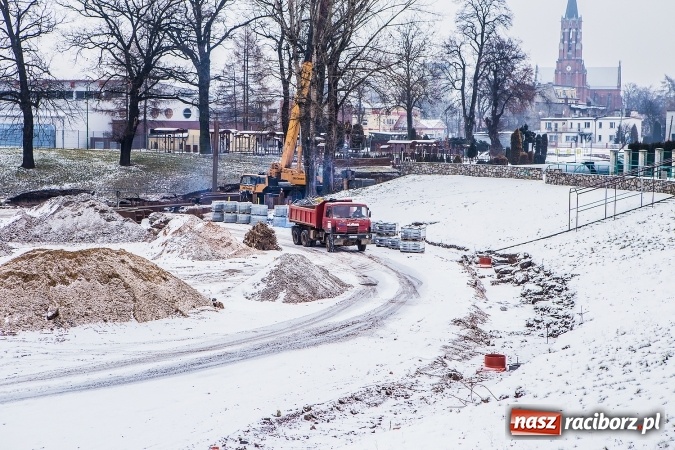 Zdjęcie w galerii na portalu naszraciborz.pl: Prace przy modernizacji stadionu idą zgodnie z planem. Prezydent broni inwestycji wiadomości z regionu