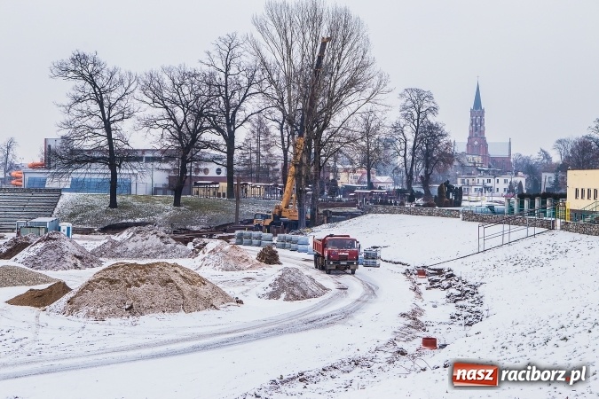 Zdjęcie w galerii na portalu naszraciborz.pl: Prace przy modernizacji stadionu idą zgodnie z planem. Prezydent broni inwestycji wiadomości z regionu