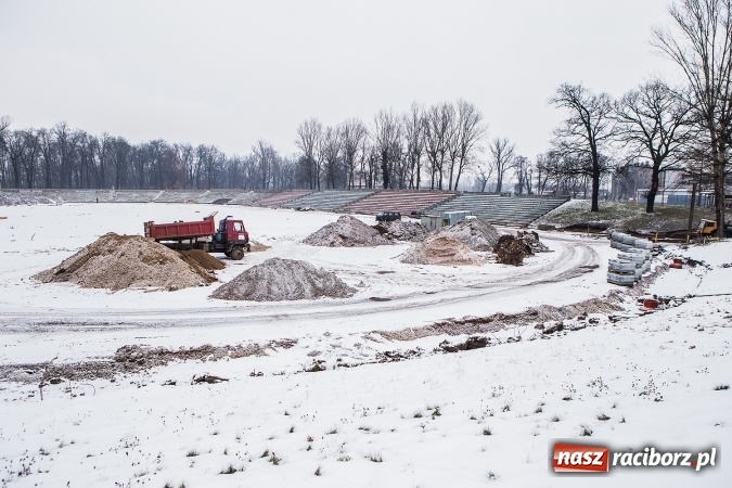 Zdjęcie w galerii na portalu naszraciborz.pl: Prace przy modernizacji stadionu idą zgodnie z planem. Prezydent broni inwestycji wiadomości z regionu