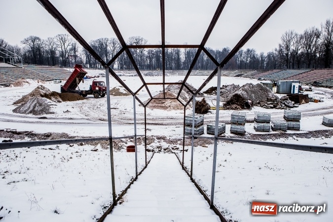 Zdjęcie w galerii na portalu naszraciborz.pl: Prace przy modernizacji stadionu idą zgodnie z planem. Prezydent broni inwestycji wiadomości z regionu