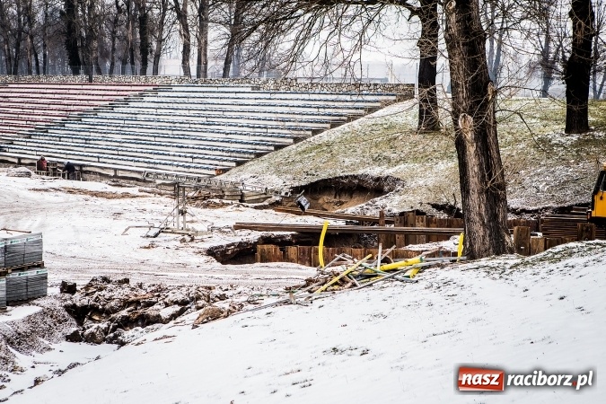 Zdjęcie w galerii na portalu naszraciborz.pl: Prace przy modernizacji stadionu idą zgodnie z planem. Prezydent broni inwestycji wiadomości z regionu
