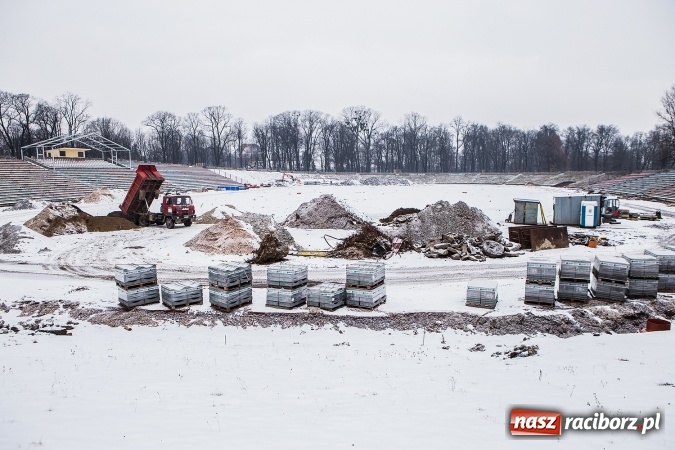 Zdjęcie w galerii na portalu naszraciborz.pl: Prace przy modernizacji stadionu idą zgodnie z planem. Prezydent broni inwestycji wiadomości z regionu